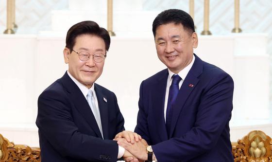 손 맞잡은 한-몽골 정상