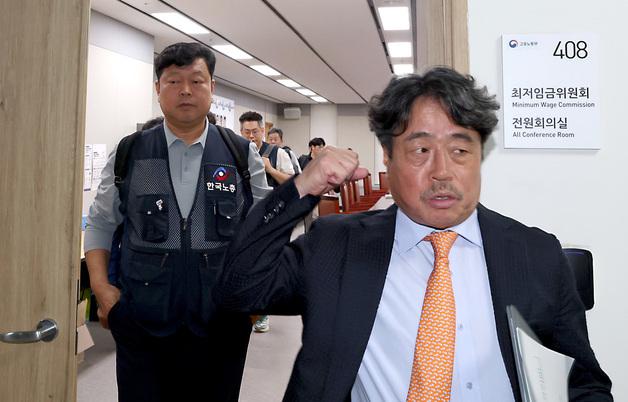 2027년도 최저임금 합의 불발, 회의장 떠나는 권순원 위원장