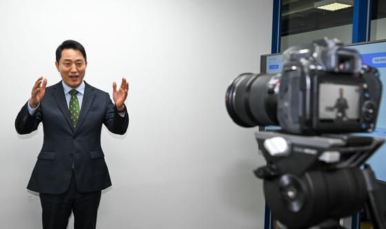 오세훈 서울시장, 청년 스타트업에서 AI 아바타 제작 체험