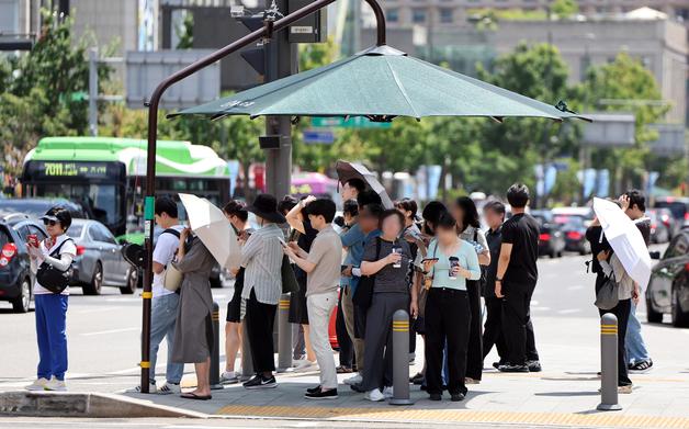 한낮 '33도' 후텁지근…전국 곳곳 흐리고 남부 중심 비[내일날씨]