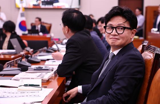외통위, 여야 간사 선임…'상임위 데뷔' 한동훈 "국익 위해 최선"(종합)