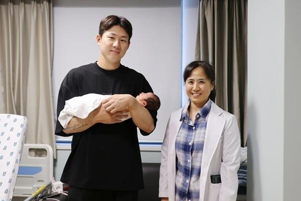 KT 최원준, 결혼 3년 만에 아빠 됐다…첫딸 품에 안아