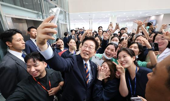 의료진과 기념촬영하는 이재명 대통령