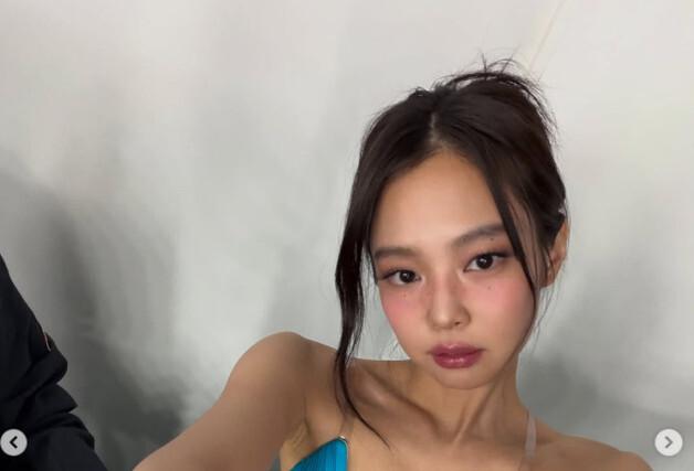 블핑 제니, 몸에 천 둘러 묶은 듯…과감 노출 '파격 의상' 눈길 [N샷]