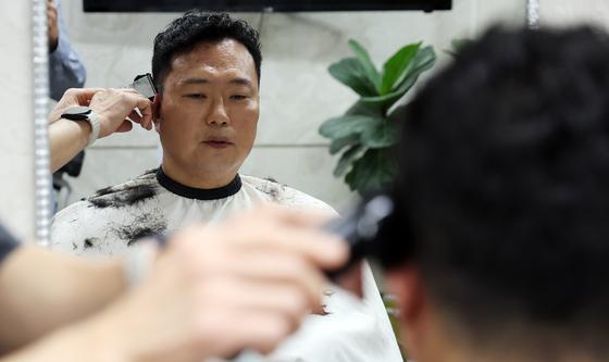 훈련소 입소 위해 이발하는 천하람 원내대표