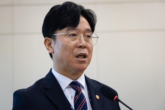 김영훈 장관 "노란봉투법 하위법령 검토"…주52시간 특례엔 선 그어