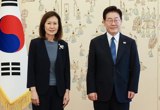 李 대통령에 신임장 제출, '완전체' 된 스틸 대사…본격 한미 현안 조율
