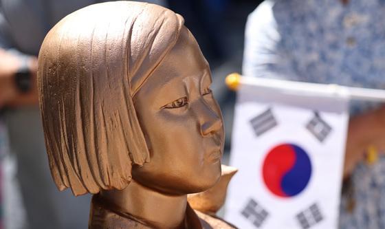 '평화의 소녀상과 태극기'