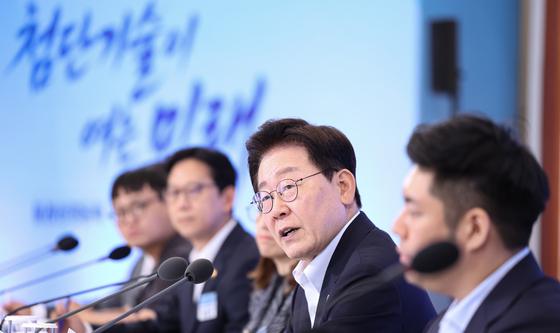 이재명 대통령, 미래성장동력 7대SEED 보고회
