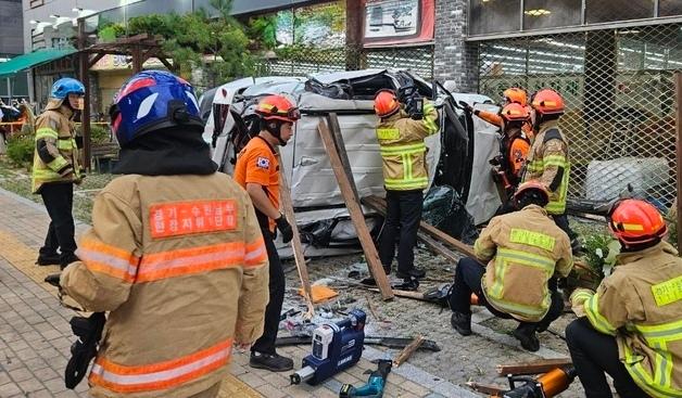 수원 식자재마트 옥상 주차장서 차량 추락…운전자 숨져