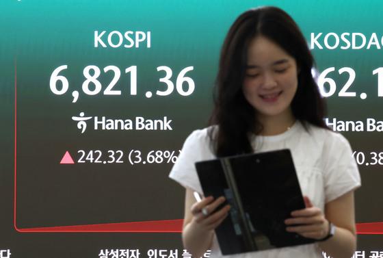 美 AI 반도체주 훈풍에…SK하이닉스 7%·삼성전자 5%↑[핫종목]