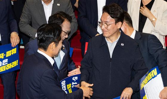 정청래·김민석 '어색한 인사'