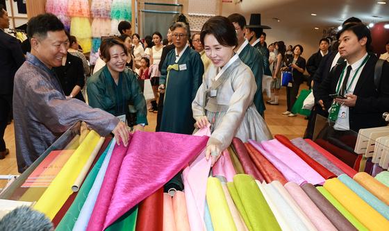 2026 한복상점 전시회 찾은 김혜경 여사