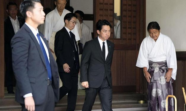 야스쿠니 신사 참배하는 고이즈미 신지로 일본 방위상