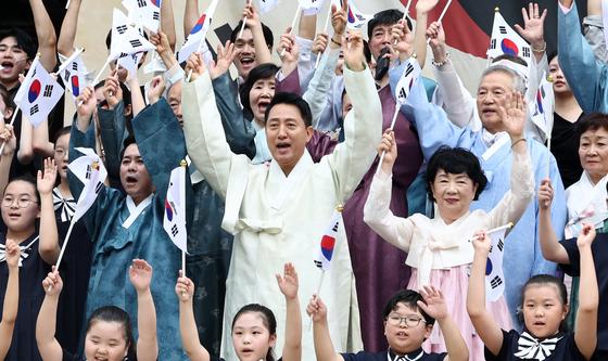 만세삼창하는 오세훈 시장