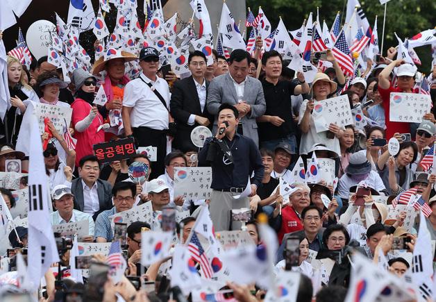 '광복절' 낮엔 광화문, 밤엔 올공…1800명 결집해 "재선거"