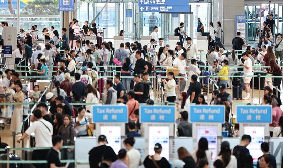 막바지 휴가철, 여행객들로 북적이는 공항