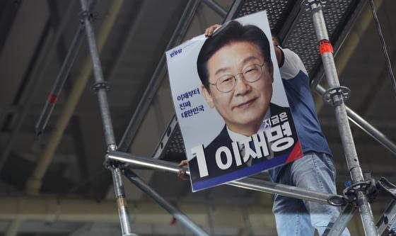민주당 전당대회, 이재명 대통령 사진 들어보이며 '소동'