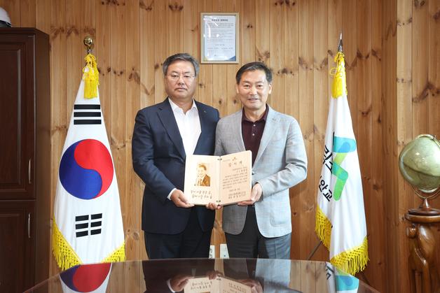 산림조합중앙회, 전춘성 진안군수 감사패…"산림 교육에 기여"
