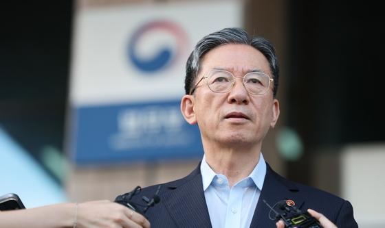 법무부 나서며 취재진 질문에 답하는 정성호 장관