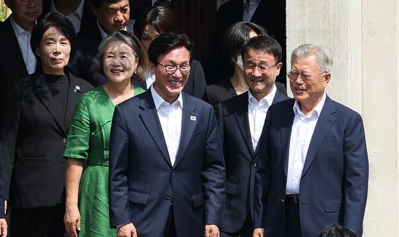 문재인 전 대통령 배웅 받는 김민석 대표
