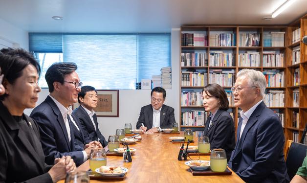 文 전 대통령과 대화 나누는 김민석 대표