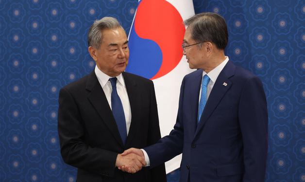 마주보며 손 잡은 한중 외교수장