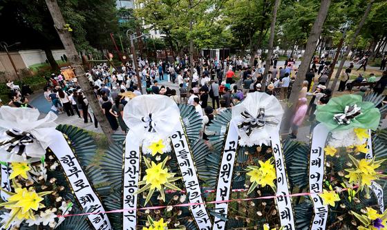 용산공원에 놓인 근조 화환
