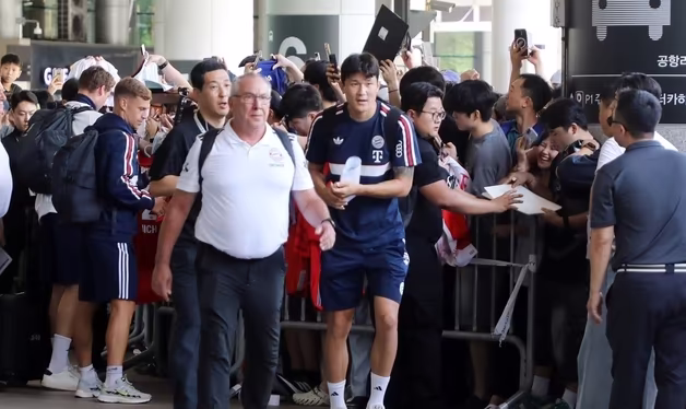 제주서 국내 팬과 인사하는 김민재