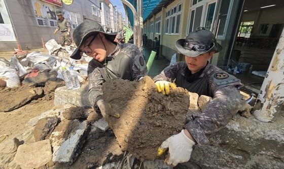 '수해 흔적을 지우기 위해'