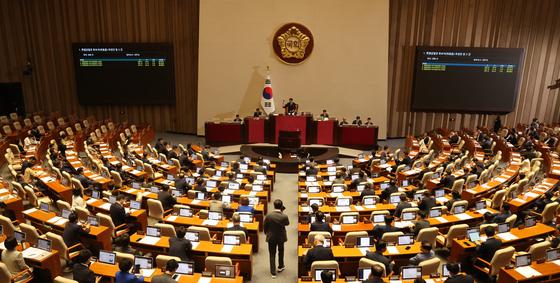 '창고형·마트형' 약국 이름 못 쓰게 되나…약사법 국회 통과할까