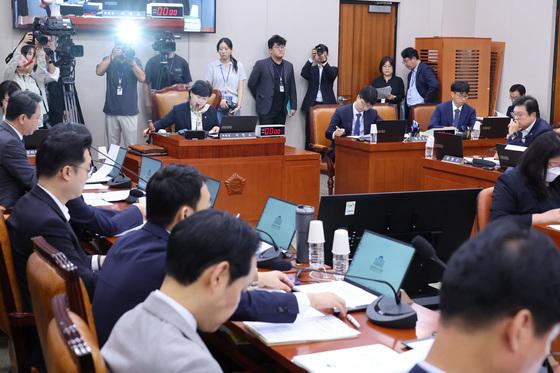 野 "불출석 무책임"vs 與 "아프다고 요청"… 정성호 불참 두고 법사위 충돌
