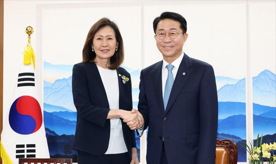 악수하는 조정식 국회의장과 미셸 스틸 주한미국대사