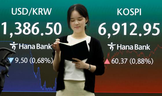 코스피 웃었다, 코스닥은 하락