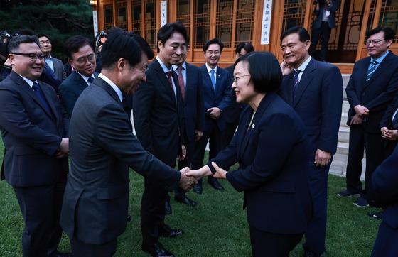 통제 벗어난 '마법 빗자루'…구청장 권한 이양의 역설