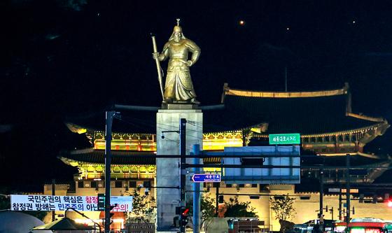 불꺼진 이순신 장군 동상과 경복궁