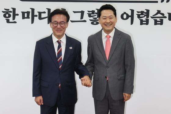 [뉴스1 PICK]與野 대표 '첫 만남'…덕담 후 대법관·부동산 문제 '신경전'