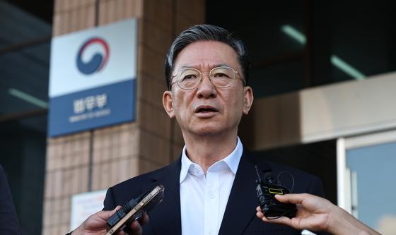 법무부 청사 나서는 '사의 수리' 정성호 장관