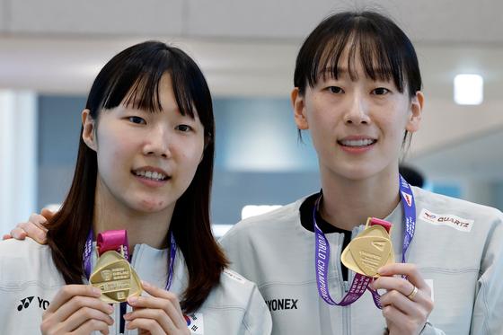 [뉴스1 PICK] 이소희·백하나, 中 꺾고 31년 만에 세계선수권 우승…금의환향