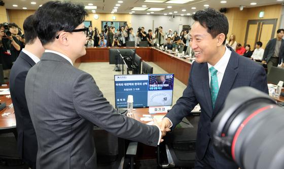 악수 나누는 오세훈·한동훈