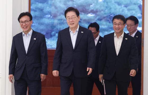 李 "당정청 한몸" 金 "與지도부답게"…최민희·박선원 '찐명 러브샷'(종합2보)