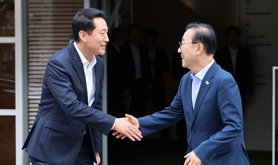 '주택 공급' 2차회동 마치고 악수하는 김윤덕·오세훈