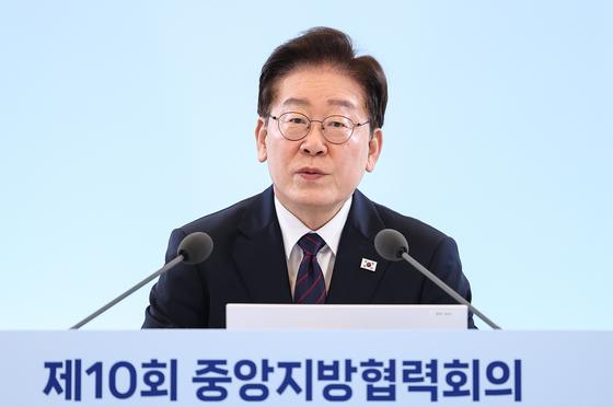 李, 차기 불출마 입장 밝혀야 63%…부동산 대책, 부정 평가 57% [NBS]