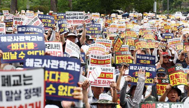 '사관학교 통합' 반대 58%…전작권 환수는 '임기 내' 소폭 우세 [갤럽]