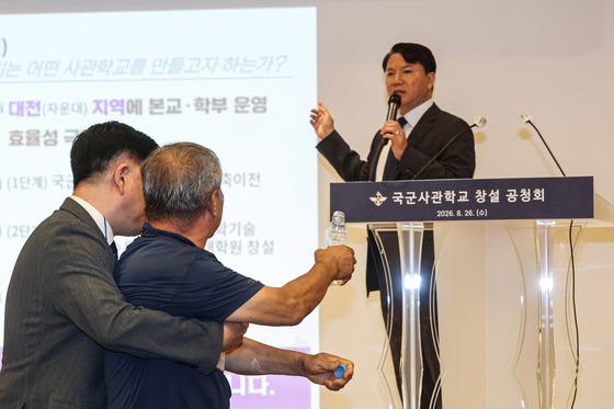 사관학교 통합 찬성 패널 두진호, 육사 동창회 '좌표찍기'에 실직