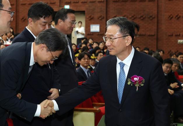 떠나는 정성호…"李 공소 취소, 검찰이 판단할 문제"