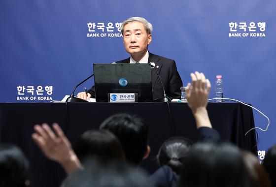 신현송 "가래 아닌 호미로 막겠다"…기준금리 추가 인상 시사[문답]