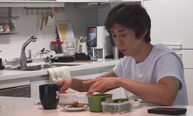 '나혼산' 코쿤, 대식가로 진화? 화구 3개로 '4첩 반상' 준비