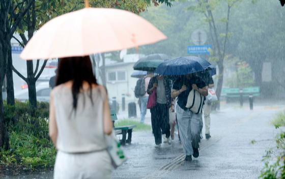 경남 전역 폭염주의보 해제…주말까지 최대 60㎜ 비