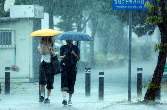 영광 낙월도 시간당 107.5㎜ 쏟아져…신안·영광 호우경보